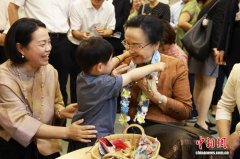 老挝国家主席夫人：希望两国友谊“莲莲”不断
